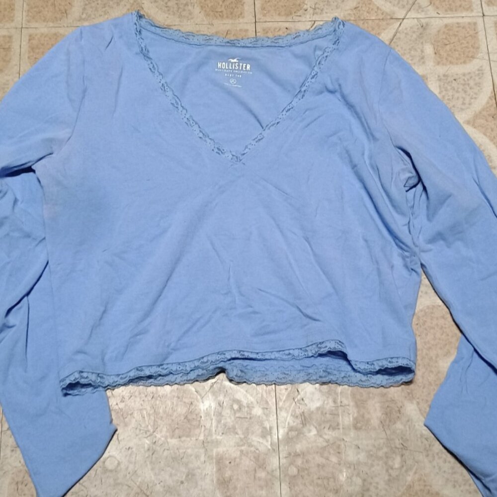 blue lace trimmed hollister babydoll crop top